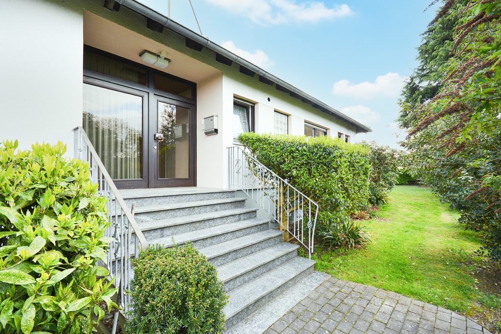 Gütelhöfer Immobilien - Immobilienangebot - Bornheim / Merten - Alle - Wohnen in der Natur! Renovierte und bezugsfreie Zweiraumwohnung mit Terrasse u. Stellplatz in Merten