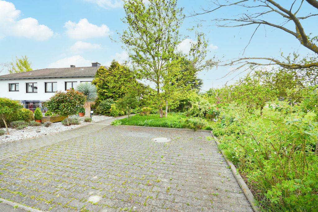 Gütelhöfer Immobilien - Immobilienangebot - Bornheim / Merten - Alle - Wohnen in der Natur! Renovierte und bezugsfreie Zweiraumwohnung mit Terrasse u. Stellplatz in Merten
