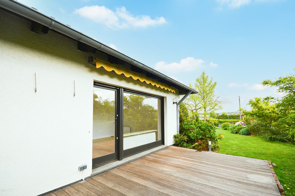Gütelhöfer Immobilien - Immobilienangebot - Bornheim / Merten - Alle - Wohnen in der Natur! Renovierte und bezugsfreie Zweiraumwohnung mit Terrasse u. Stellplatz in Merten