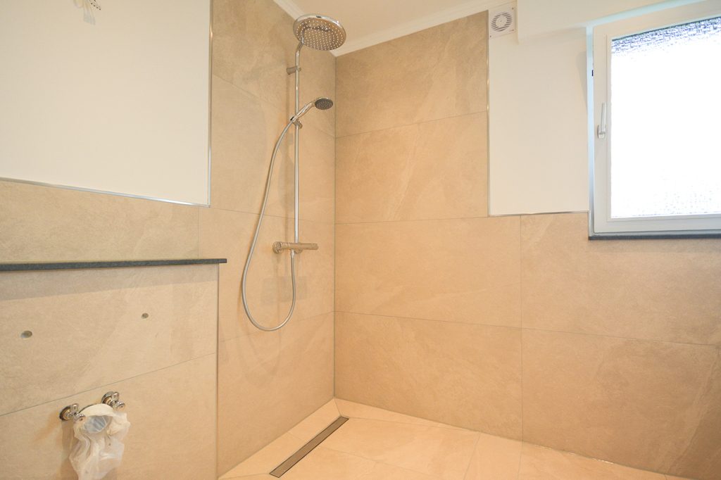 Gütelhöfer Immobilien - Immobilienangebot - Bornheim / Merten - Alle - Wohnen in der Natur! Renovierte und bezugsfreie Zweiraumwohnung mit Terrasse u. Stellplatz in Merten