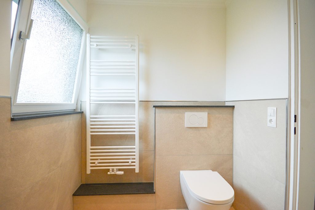 Gütelhöfer Immobilien - Immobilienangebot - Bornheim / Merten - Alle - Wohnen in der Natur! Renovierte und bezugsfreie Zweiraumwohnung mit Terrasse u. Stellplatz in Merten