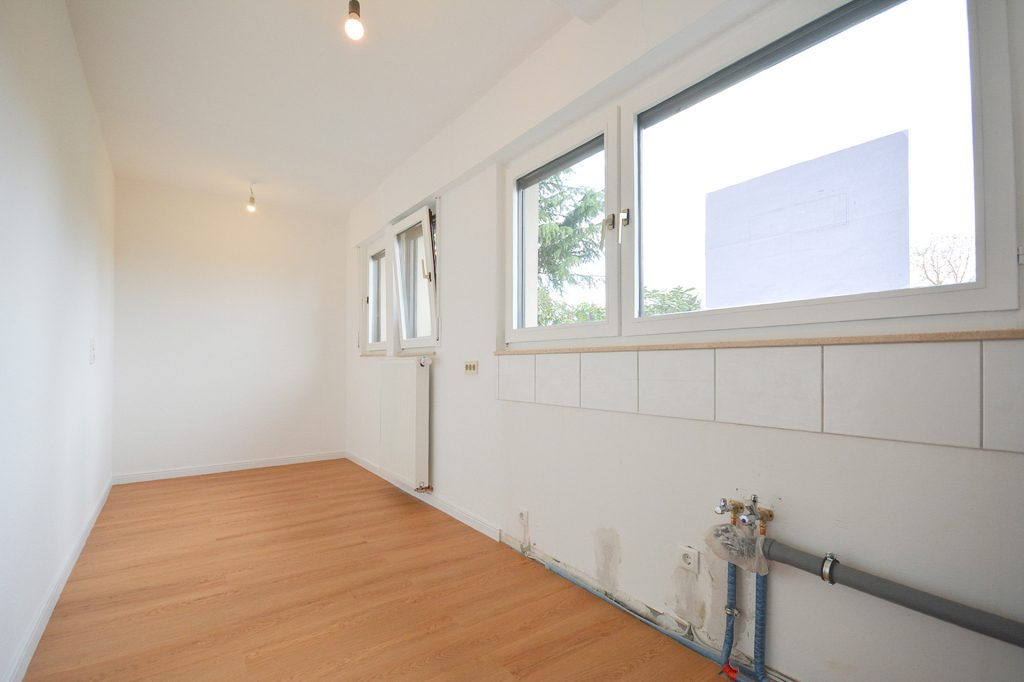 Gütelhöfer Immobilien - Immobilienangebot - Bornheim / Merten - Alle - Wohnen in der Natur! Renovierte und bezugsfreie Zweiraumwohnung mit Terrasse u. Stellplatz in Merten