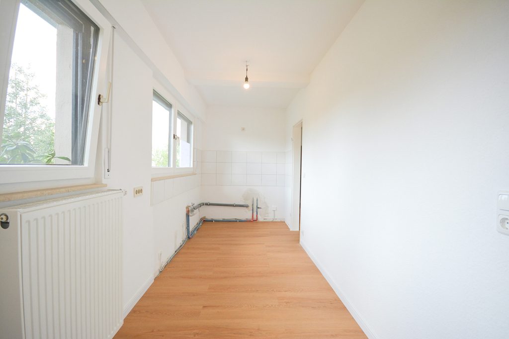 Gütelhöfer Immobilien - Immobilienangebot - Bornheim / Merten - Alle - Wohnen in der Natur! Renovierte und bezugsfreie Zweiraumwohnung mit Terrasse u. Stellplatz in Merten