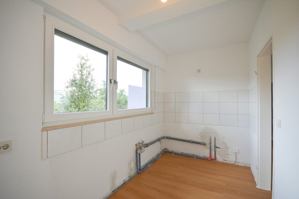 Gütelhöfer Immobilien - Immobilienangebot - Bornheim / Merten - Alle - Wohnen in der Natur! Renovierte und bezugsfreie Zweiraumwohnung mit Terrasse u. Stellplatz in Merten