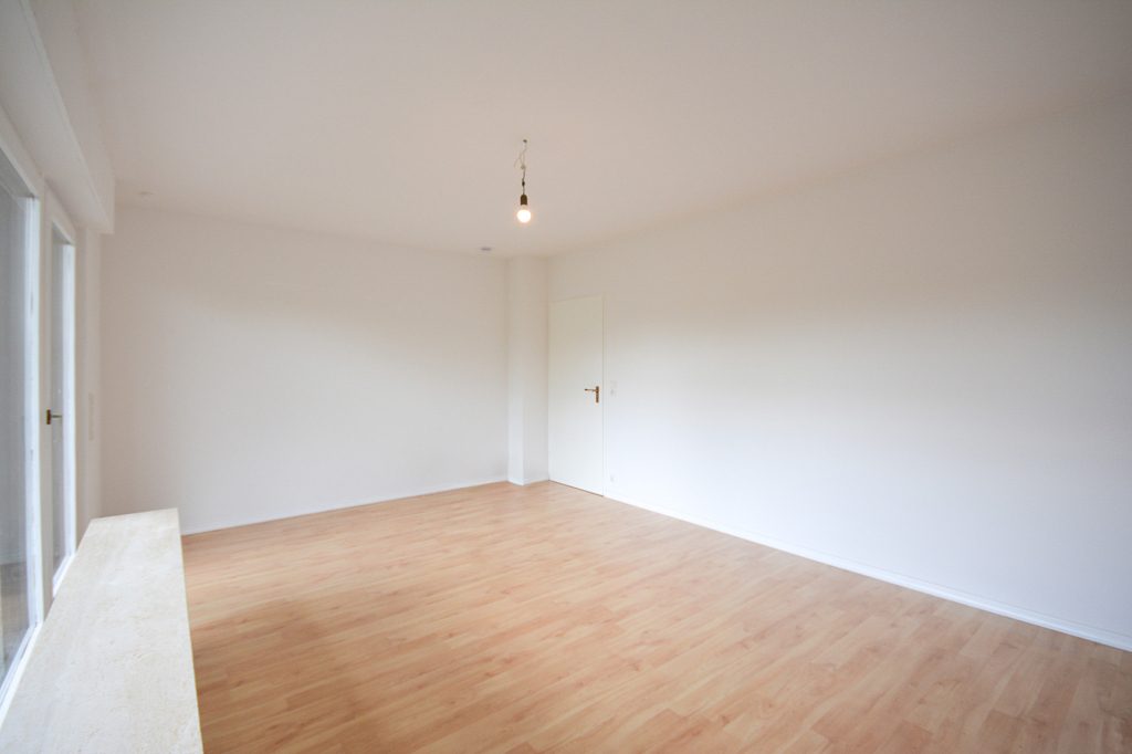 Gütelhöfer Immobilien - Immobilienangebot - Bornheim / Merten - Alle - Wohnen in der Natur! Renovierte und bezugsfreie Zweiraumwohnung mit Terrasse u. Stellplatz in Merten