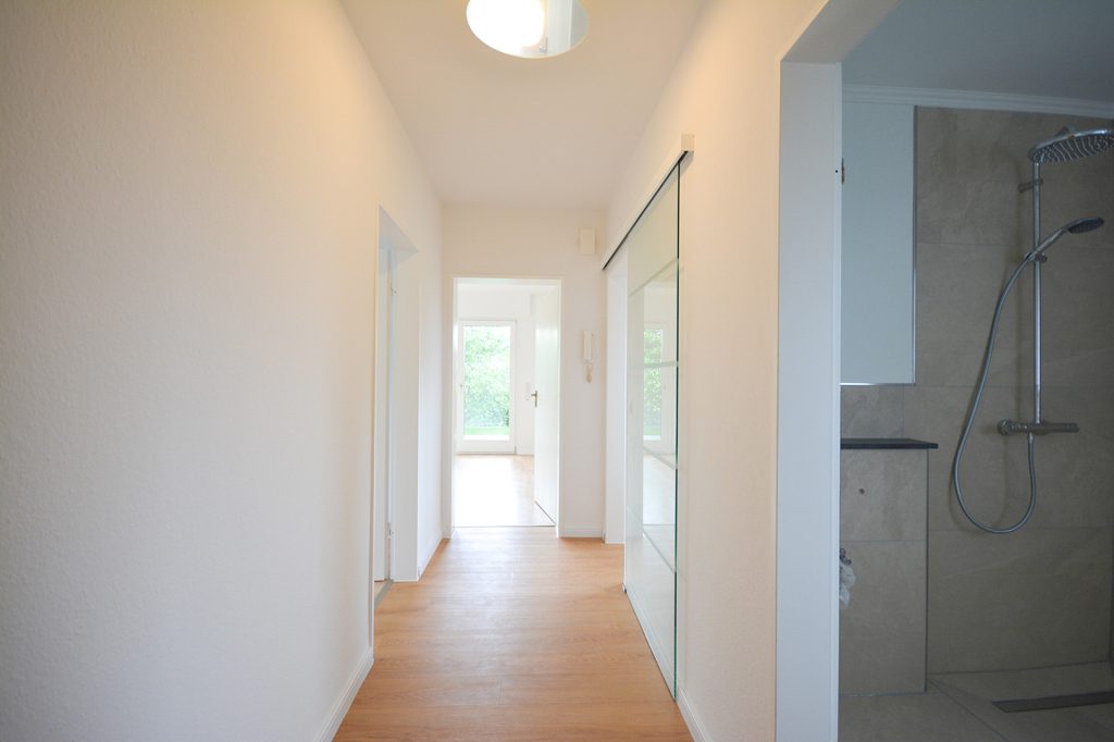 Gütelhöfer Immobilien - Immobilienangebot - Bornheim / Merten - Alle - Wohnen in der Natur! Renovierte und bezugsfreie Zweiraumwohnung mit Terrasse u. Stellplatz in Merten