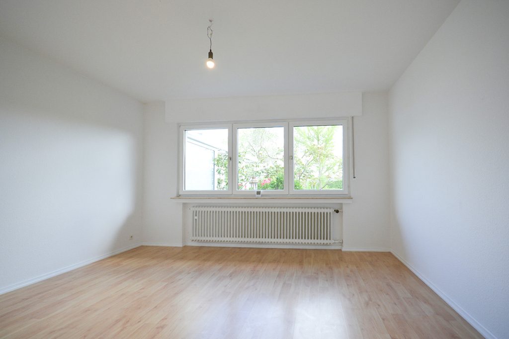 Gütelhöfer Immobilien - Immobilienangebot - Bornheim / Merten - Alle - Wohnen in der Natur! Renovierte und bezugsfreie Zweiraumwohnung mit Terrasse u. Stellplatz in Merten