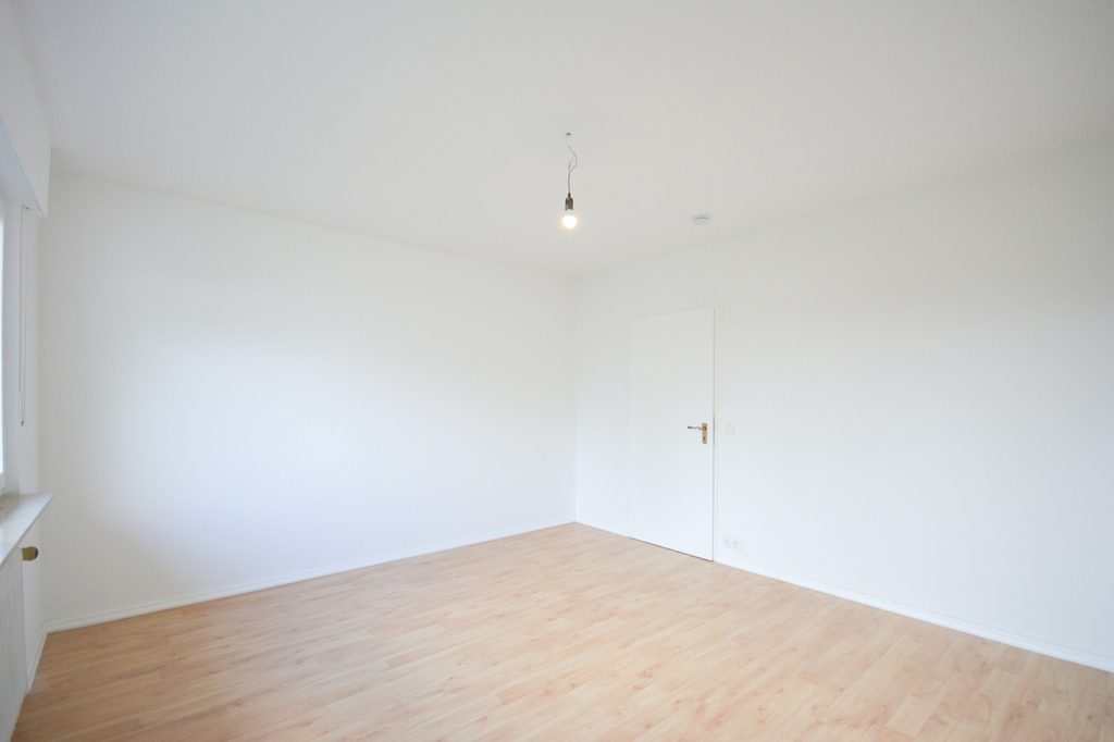 Gütelhöfer Immobilien - Immobilienangebot - Bornheim / Merten - Alle - Wohnen in der Natur! Renovierte und bezugsfreie Zweiraumwohnung mit Terrasse u. Stellplatz in Merten