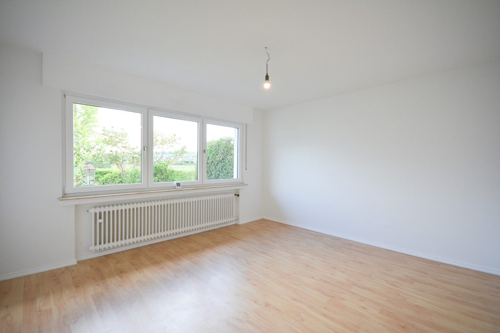 Gütelhöfer Immobilien - Immobilienangebot - Bornheim / Merten - Alle - Wohnen in der Natur! Renovierte und bezugsfreie Zweiraumwohnung mit Terrasse u. Stellplatz in Merten