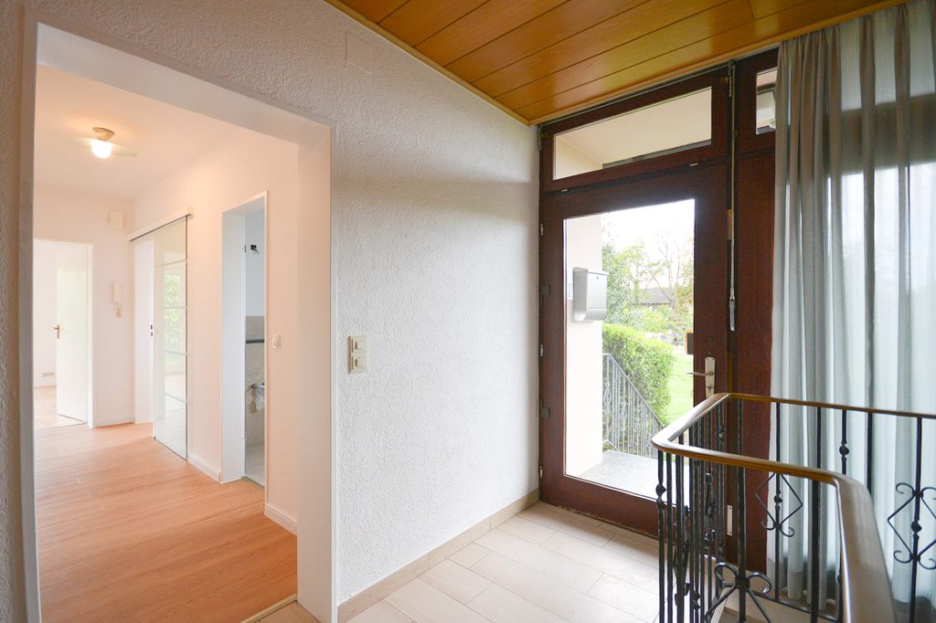 Gütelhöfer Immobilien - Immobilienangebot - Bornheim / Merten - Alle - Wohnen in der Natur! Renovierte und bezugsfreie Zweiraumwohnung mit Terrasse u. Stellplatz in Merten