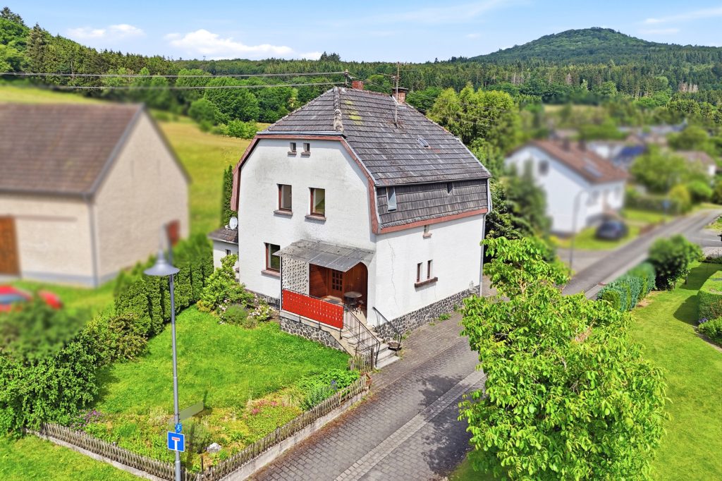 Gütelhöfer Immobilien - Immobilienangebot - Antweiler - Alle - Charmantes Einfamilienhaus auf 931m² Grund mit viel Potenzial, Garage und Garten in Antweiler