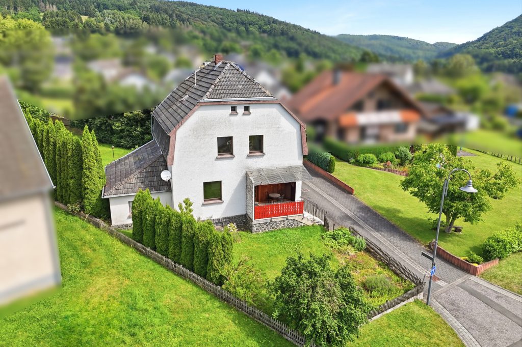 Gütelhöfer Immobilien - Immobilienangebot - Antweiler - Alle - Charmantes Einfamilienhaus auf 931m² Grund mit viel Potenzial, Garage und Garten in Antweiler