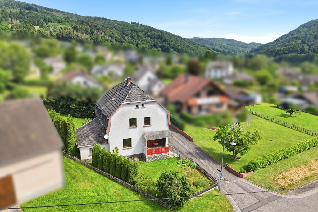 Gütelhöfer Immobilien - Immobilienangebot - Antweiler - Alle - Charmantes Einfamilienhaus auf 931m² Grund mit viel Potenzial, Garage und Garten in Antweiler