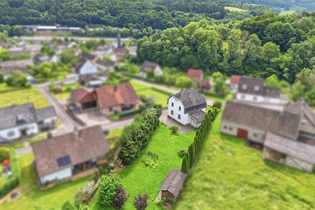 Gütelhöfer Immobilien - Immobilienangebot - Antweiler - Alle - Charmantes Einfamilienhaus auf 931m² Grund mit viel Potenzial, Garage und Garten in Antweiler