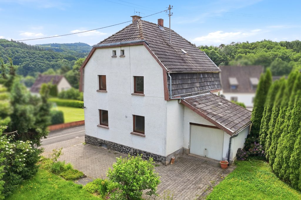 Gütelhöfer Immobilien - Immobilienangebot - Antweiler - Alle - Charmantes Einfamilienhaus auf 931m² Grund mit viel Potenzial, Garage und Garten in Antweiler