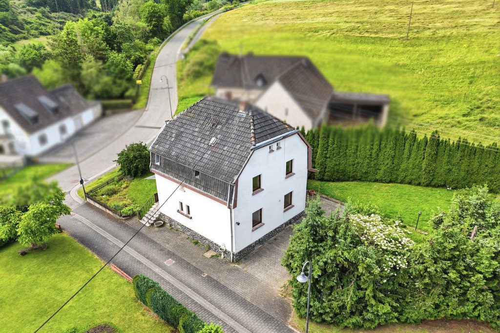 Gütelhöfer Immobilien - Immobilienangebot - Antweiler - Alle - Charmantes Einfamilienhaus auf 931m² Grund mit viel Potenzial, Garage und Garten in Antweiler