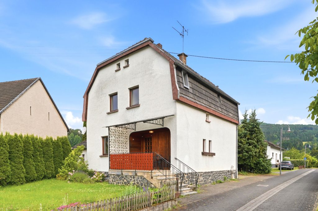 Gütelhöfer Immobilien - Immobilienangebot - Antweiler - Alle - Charmantes Einfamilienhaus auf 931m² Grund mit viel Potenzial, Garage und Garten in Antweiler