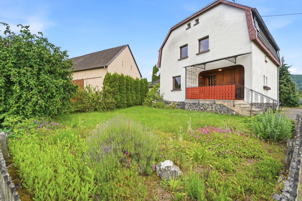 Gütelhöfer Immobilien - Immobilienangebot - Antweiler - Alle - Charmantes Einfamilienhaus auf 931m² Grund mit viel Potenzial, Garage und Garten in Antweiler