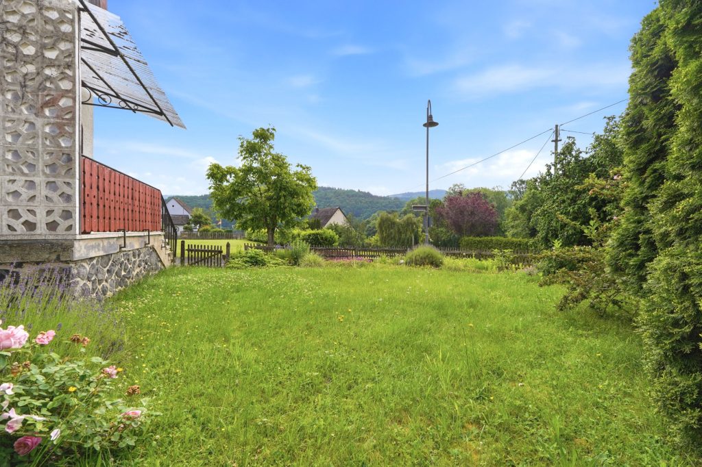 Gütelhöfer Immobilien - Immobilienangebot - Antweiler - Alle - Charmantes Einfamilienhaus auf 931m² Grund mit viel Potenzial, Garage und Garten in Antweiler