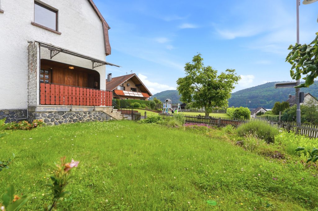 Gütelhöfer Immobilien - Immobilienangebot - Antweiler - Alle - Charmantes Einfamilienhaus auf 931m² Grund mit viel Potenzial, Garage und Garten in Antweiler