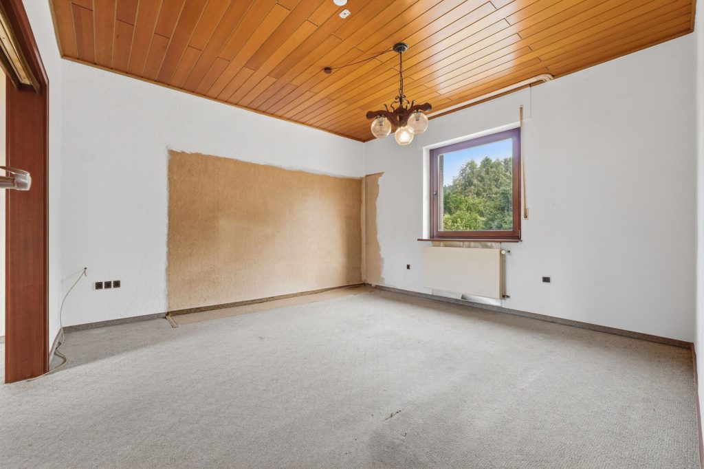 Gütelhöfer Immobilien - Immobilienangebot - Antweiler - Alle - Charmantes Einfamilienhaus auf 931m² Grund mit viel Potenzial, Garage und Garten in Antweiler