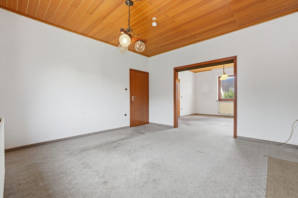 Gütelhöfer Immobilien - Immobilienangebot - Antweiler - Alle - Charmantes Einfamilienhaus auf 931m² Grund mit viel Potenzial, Garage und Garten in Antweiler