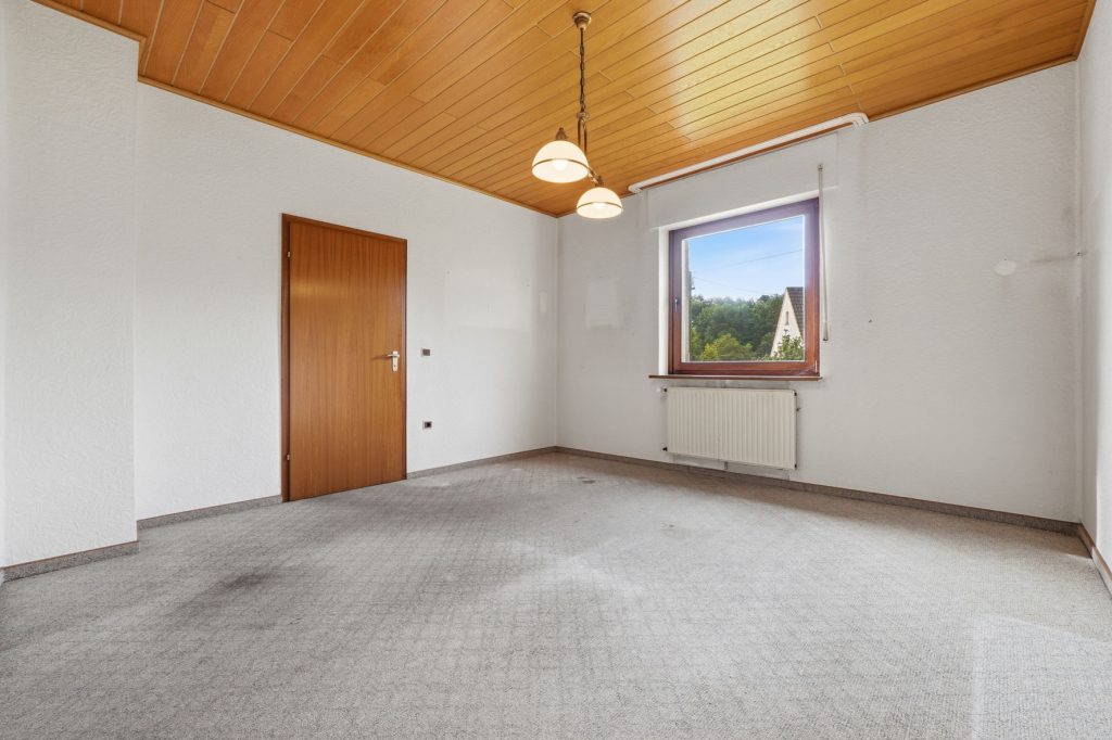 Gütelhöfer Immobilien - Immobilienangebot - Antweiler - Alle - Charmantes Einfamilienhaus auf 931m² Grund mit viel Potenzial, Garage und Garten in Antweiler