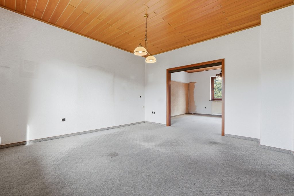 Gütelhöfer Immobilien - Immobilienangebot - Antweiler - Alle - Charmantes Einfamilienhaus auf 931m² Grund mit viel Potenzial, Garage und Garten in Antweiler
