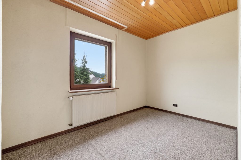 Gütelhöfer Immobilien - Immobilienangebot - Antweiler - Alle - Charmantes Einfamilienhaus auf 931m² Grund mit viel Potenzial, Garage und Garten in Antweiler