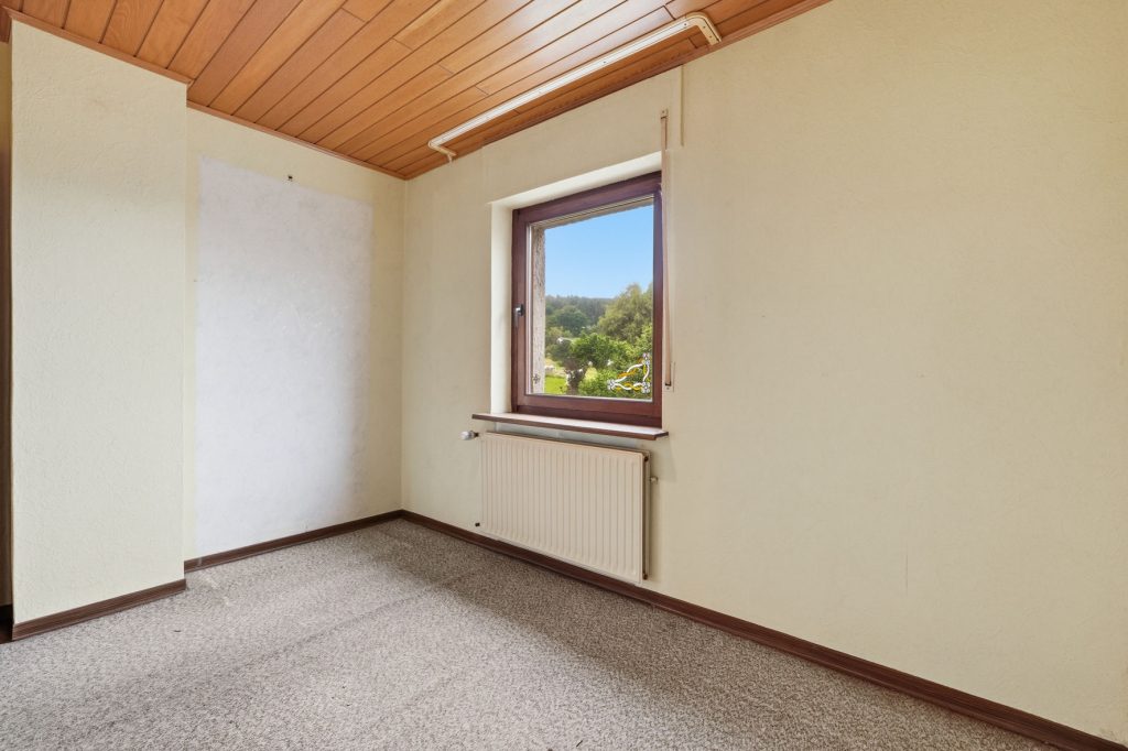 Gütelhöfer Immobilien - Immobilienangebot - Antweiler - Alle - Charmantes Einfamilienhaus auf 931m² Grund mit viel Potenzial, Garage und Garten in Antweiler
