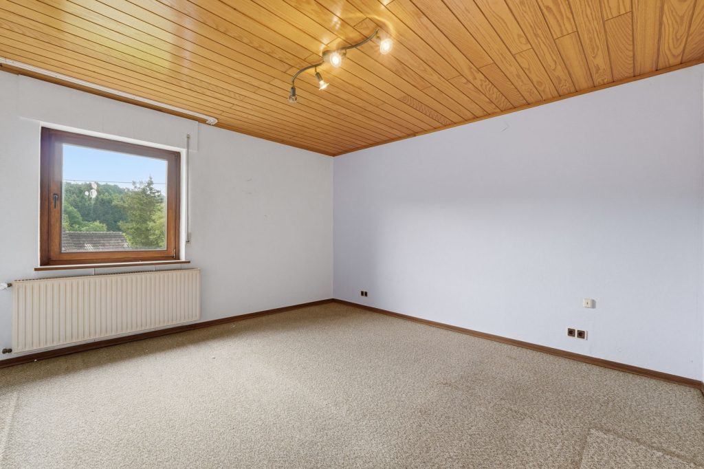 Gütelhöfer Immobilien - Immobilienangebot - Antweiler - Alle - Charmantes Einfamilienhaus auf 931m² Grund mit viel Potenzial, Garage und Garten in Antweiler