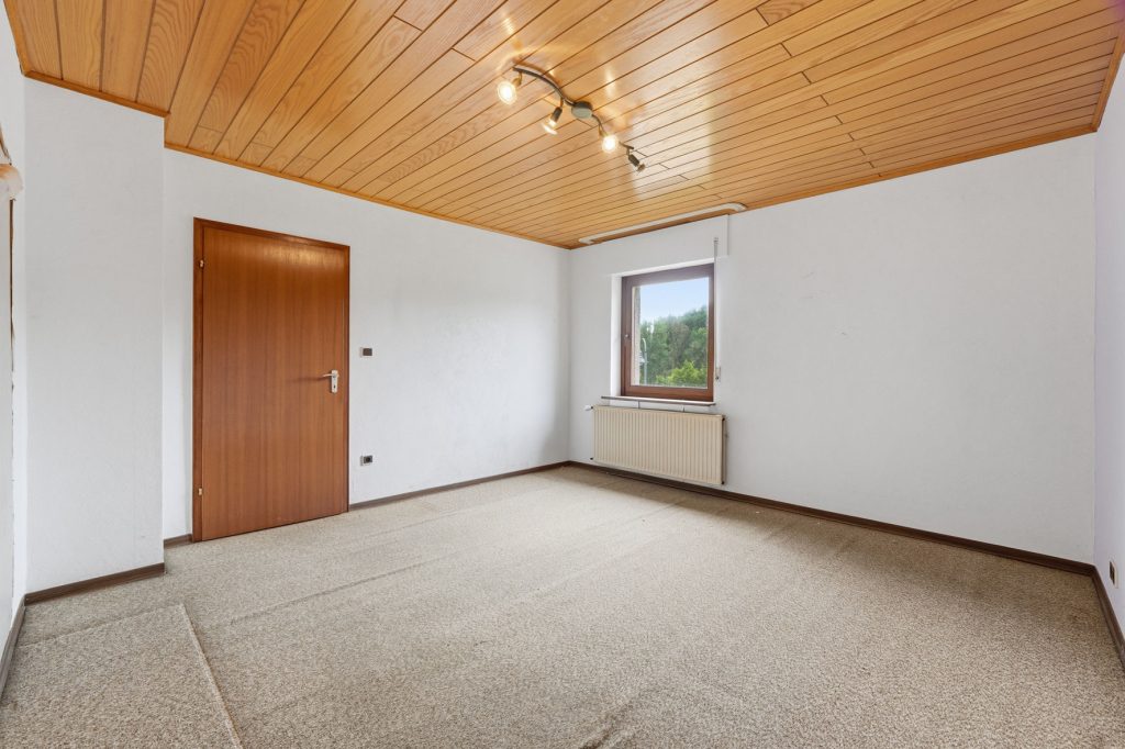 Gütelhöfer Immobilien - Immobilienangebot - Antweiler - Alle - Charmantes Einfamilienhaus auf 931m² Grund mit viel Potenzial, Garage und Garten in Antweiler
