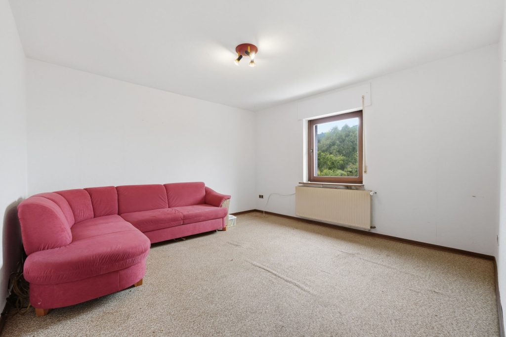 Gütelhöfer Immobilien - Immobilienangebot - Antweiler - Alle - Charmantes Einfamilienhaus auf 931m² Grund mit viel Potenzial, Garage und Garten in Antweiler