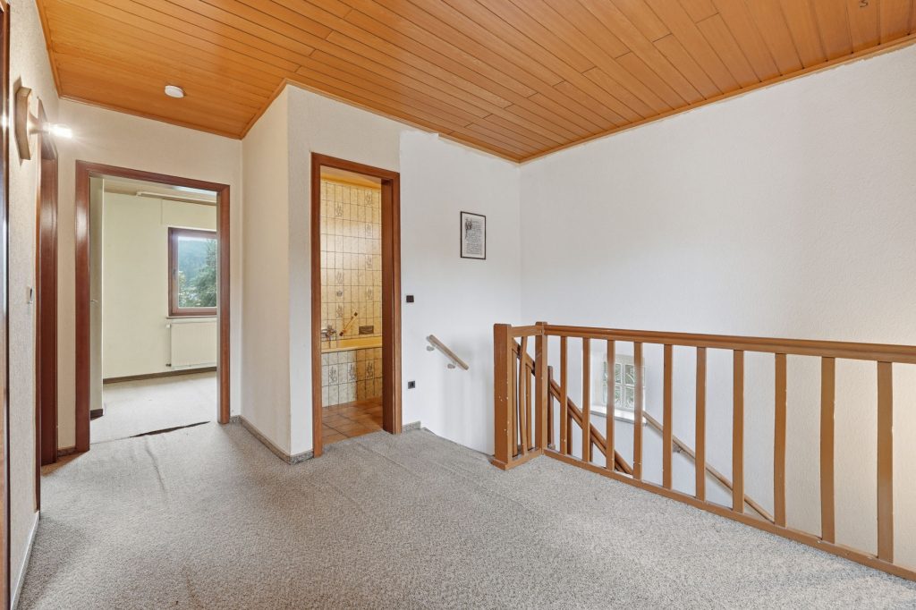 Gütelhöfer Immobilien - Immobilienangebot - Antweiler - Alle - Charmantes Einfamilienhaus auf 931m² Grund mit viel Potenzial, Garage und Garten in Antweiler
