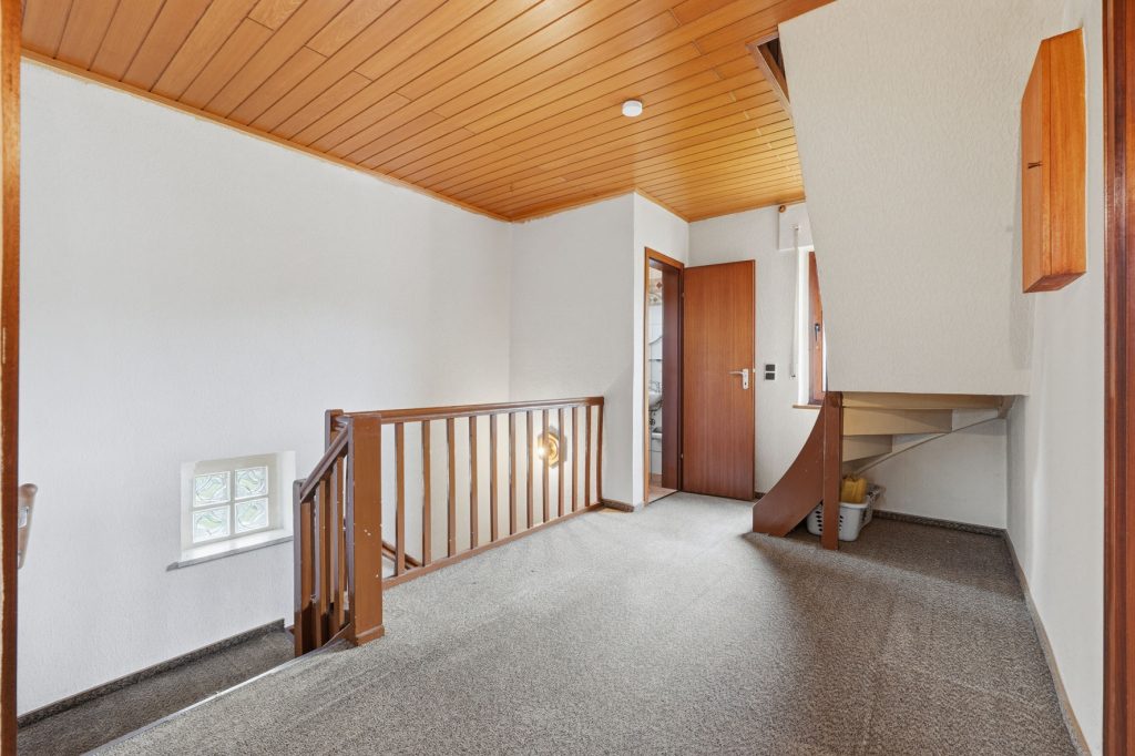 Gütelhöfer Immobilien - Immobilienangebot - Antweiler - Alle - Charmantes Einfamilienhaus auf 931m² Grund mit viel Potenzial, Garage und Garten in Antweiler