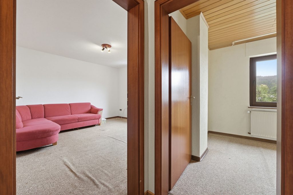 Gütelhöfer Immobilien - Immobilienangebot - Antweiler - Alle - Charmantes Einfamilienhaus auf 931m² Grund mit viel Potenzial, Garage und Garten in Antweiler