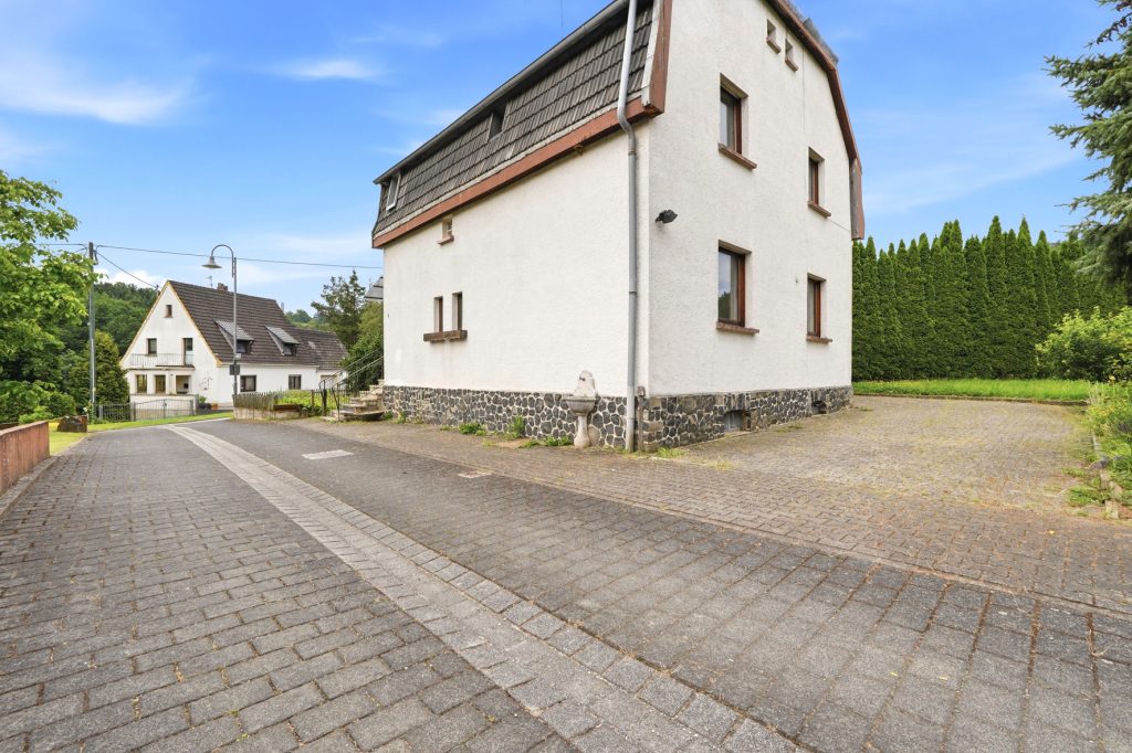 Gütelhöfer Immobilien - Immobilienangebot - Antweiler - Alle - Charmantes Einfamilienhaus auf 931m² Grund mit viel Potenzial, Garage und Garten in Antweiler