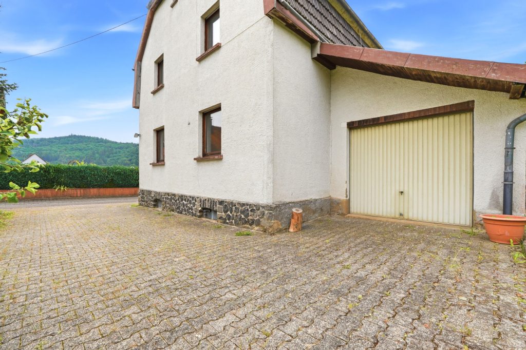 Gütelhöfer Immobilien - Immobilienangebot - Antweiler - Alle - Charmantes Einfamilienhaus auf 931m² Grund mit viel Potenzial, Garage und Garten in Antweiler