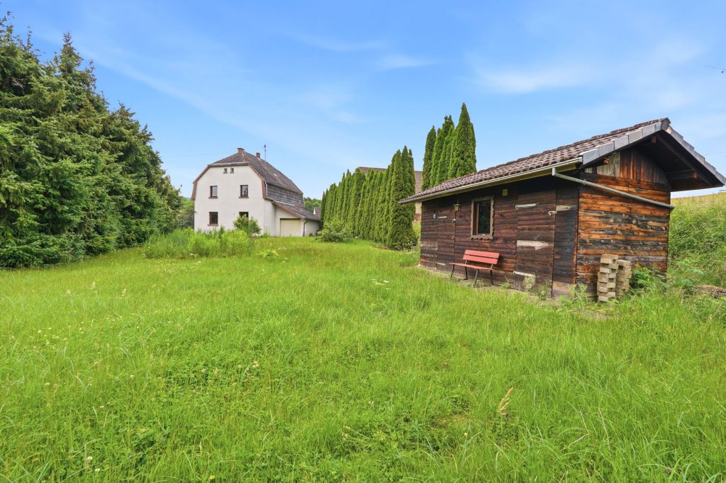 Gütelhöfer Immobilien - Immobilienangebot - Antweiler - Alle - Charmantes Einfamilienhaus auf 931m² Grund mit viel Potenzial, Garage und Garten in Antweiler
