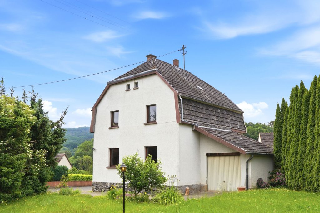 Gütelhöfer Immobilien - Immobilienangebot - Antweiler - Alle - Charmantes Einfamilienhaus auf 931m² Grund mit viel Potenzial, Garage und Garten in Antweiler
