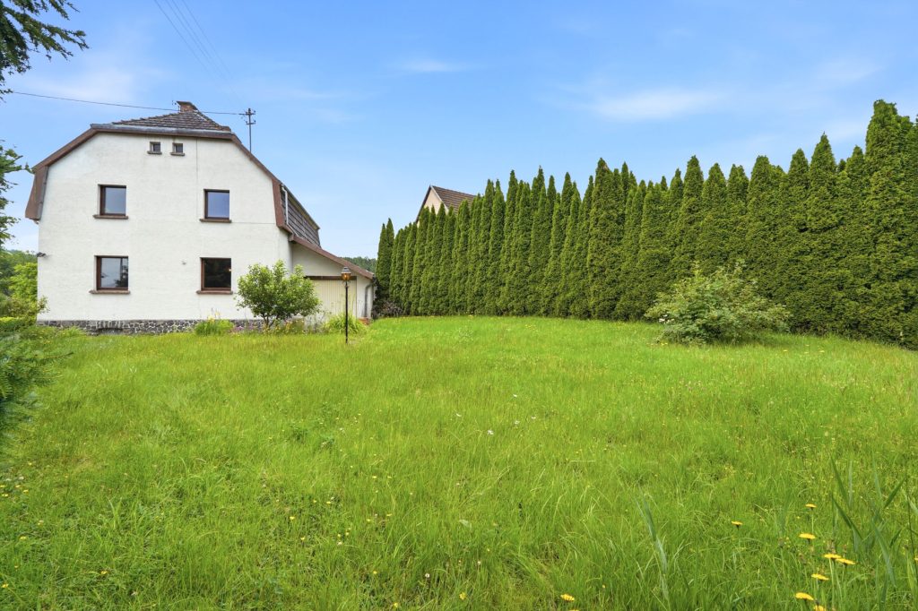 Gütelhöfer Immobilien - Immobilienangebot - Antweiler - Alle - Charmantes Einfamilienhaus auf 931m² Grund mit viel Potenzial, Garage und Garten in Antweiler