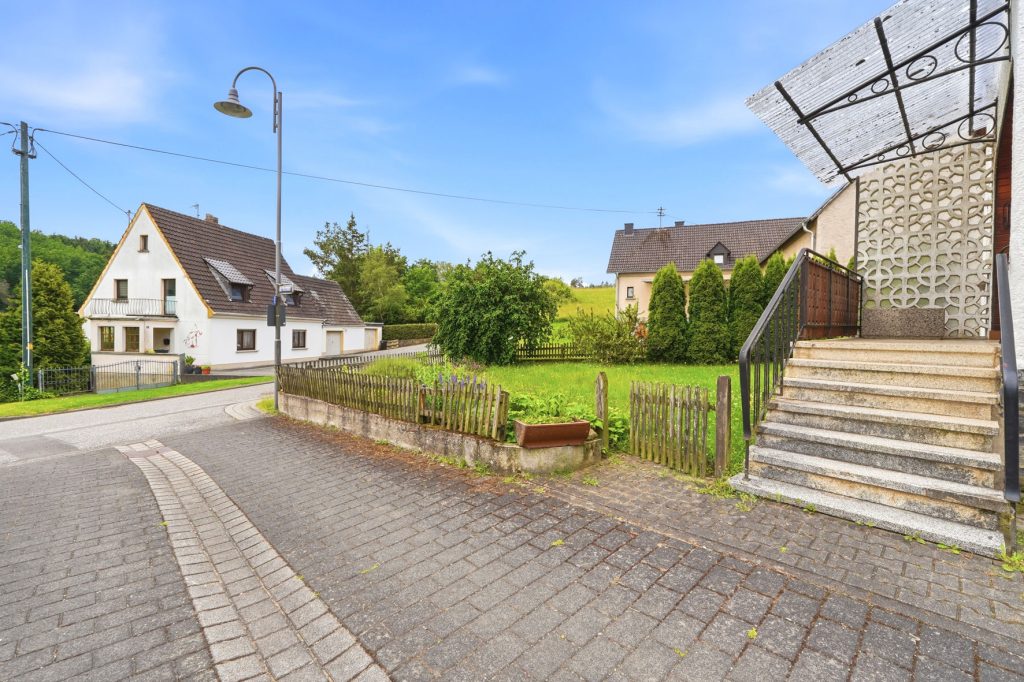 Gütelhöfer Immobilien - Immobilienangebot - Antweiler - Alle - Charmantes Einfamilienhaus auf 931m² Grund mit viel Potenzial, Garage und Garten in Antweiler