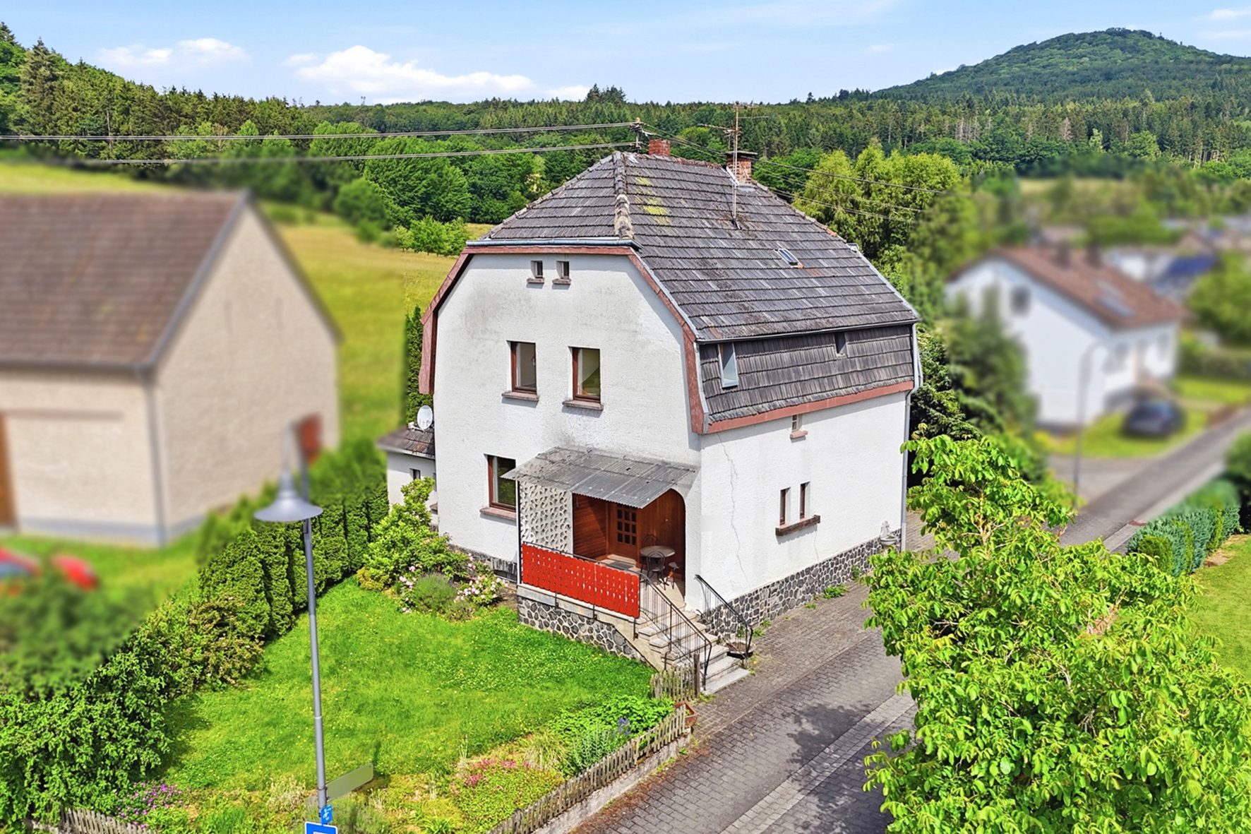 Gütelhöfer Immobilien - Immobilienangebot - Antweiler - Alle - Charmantes Einfamilienhaus auf 931m² Grund mit viel Potenzial, Garage und Garten in Antweiler