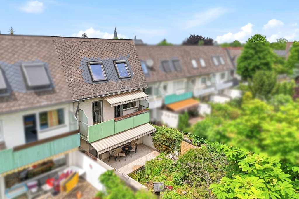 Gütelhöfer Immobilien - Immobilienangebot - Meckenheim - Alle - Familienidylle! Solides Reihenmittelhaus mit Einbauküche, Garage, Balkon, Garten und Kaminzimmer