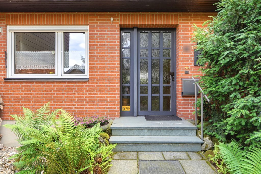 Gütelhöfer Immobilien - Immobilienangebot - Meckenheim - Alle - Familienidylle! Solides Reihenmittelhaus mit Einbauküche, Garage, Balkon, Garten und Kaminzimmer