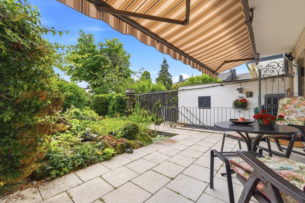 Gütelhöfer Immobilien - Immobilienangebot - Meckenheim - Alle - Familienidylle! Solides Reihenmittelhaus mit Einbauküche, Garage, Balkon, Garten und Kaminzimmer