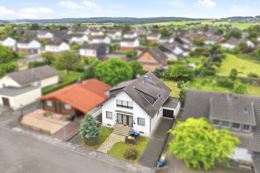 Gütelhöfer Immobilien - Immobilienangebot - Euskirchen / Flamersheim - Alle - Vermietetes Zweifamilienhaus mit Entwicklungspotenzial, 2 Garagen und großem Garten in Flamersheim