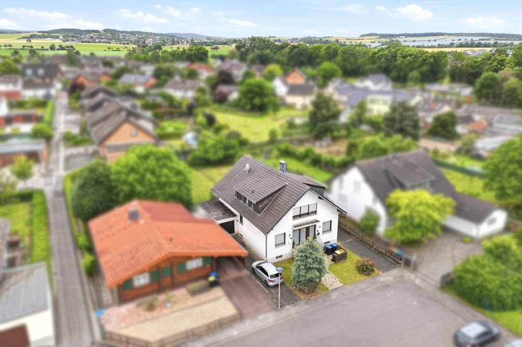 Gütelhöfer Immobilien - Immobilienangebot - Euskirchen / Flamersheim - Alle - Vermietetes Zweifamilienhaus mit Entwicklungspotenzial, 2 Garagen und großem Garten in Flamersheim