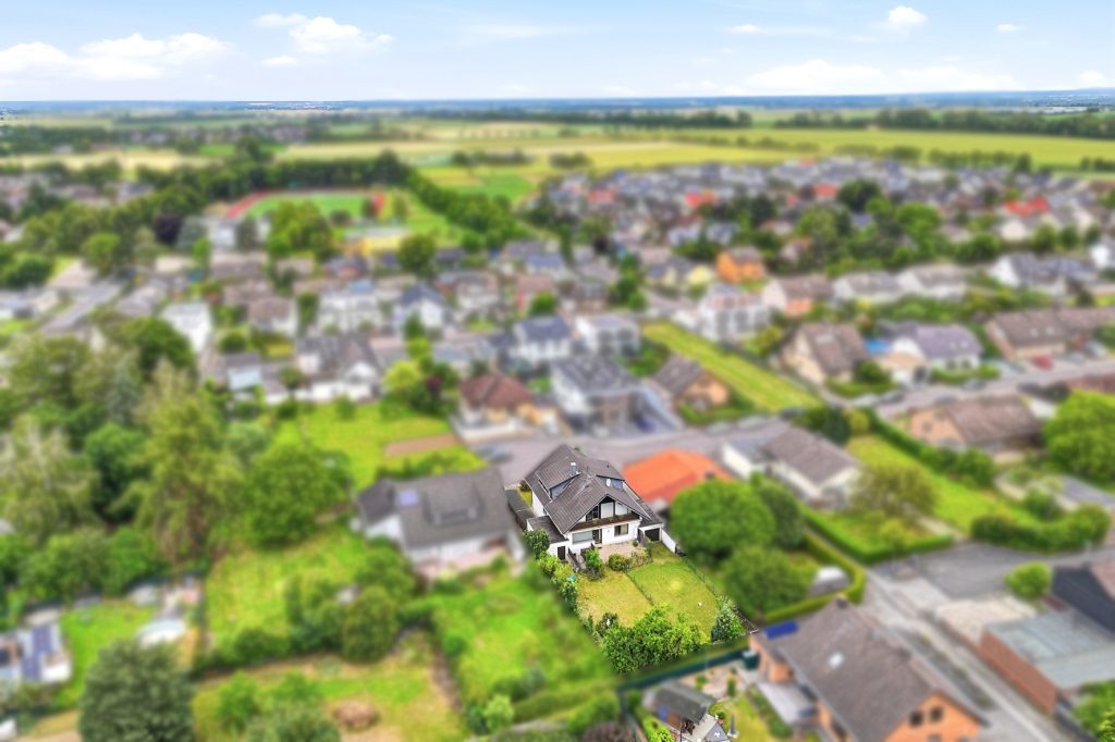 Gütelhöfer Immobilien - Immobilienangebot - Euskirchen / Flamersheim - Alle - Vermietetes Zweifamilienhaus mit Entwicklungspotenzial, 2 Garagen und großem Garten in Flamersheim