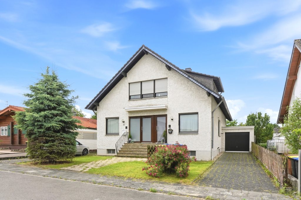 Gütelhöfer Immobilien - Immobilienangebot - Euskirchen / Flamersheim - Alle - Vermietetes Zweifamilienhaus mit Entwicklungspotenzial, 2 Garagen und großem Garten in Flamersheim
